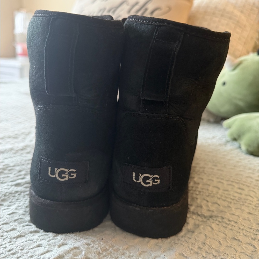 UGG. Size 8. Authentic. Black.